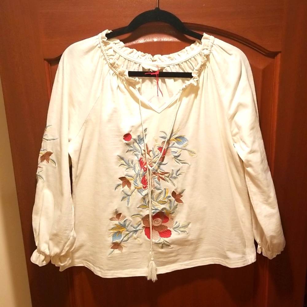 NWT Solitaire Beige/Cream Embroidered Long Sleeve Top, size M